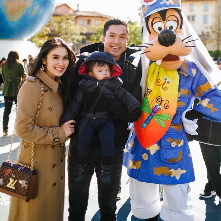 <p>Di usianya yang masih balita, Raphael Moeis dikabarkan sudah memiliki jet pribadi lho, Bun. (Foto: Instagram @sandradewi88)</p>
