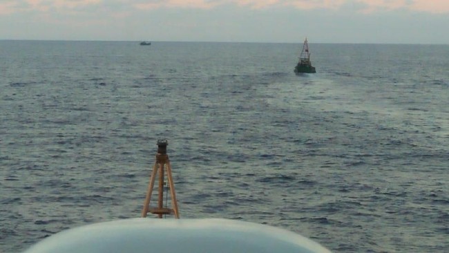 Kapal riset milik China Hai Yang Di Zhi 10 dilengkapi fasilitas laboratorium, serta punya kemampuan mengambil sampel batuan dan biota dasar laut.