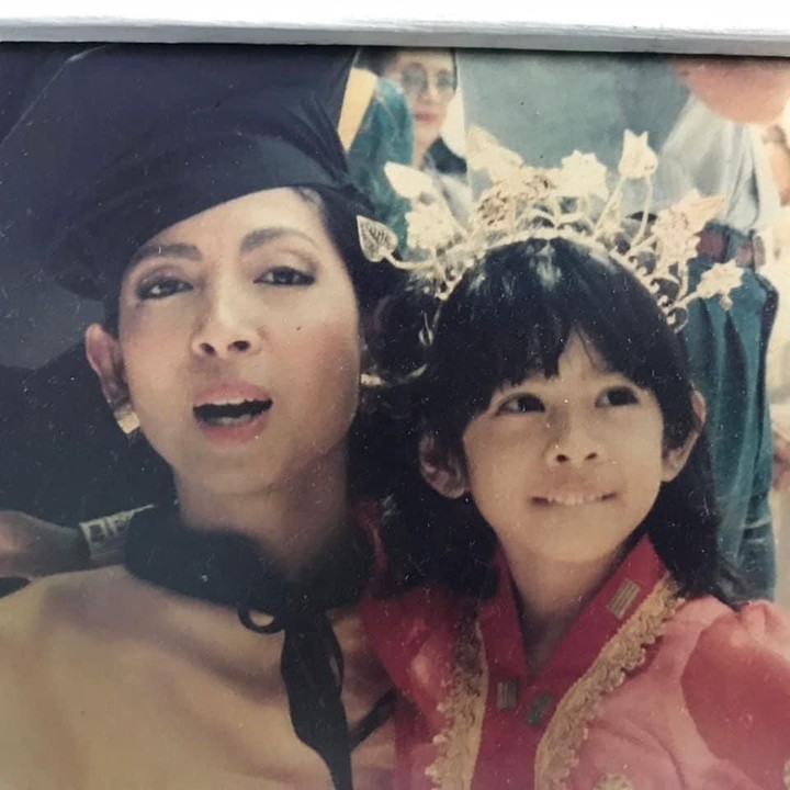 <p>Ibunya yang haus akan ilmu, kadang mengajak Dian untuk menemaninya ke kampus. (Foto: Instagram @therealdisastr)  </p>