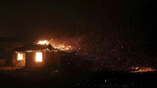Kebakaran dua unit bangunan rumah dan toko di Kabupaten Deli Serdang, Sumatera Utara dan menewaskan dua orang anak yang terkunci di dalam rumah. 
