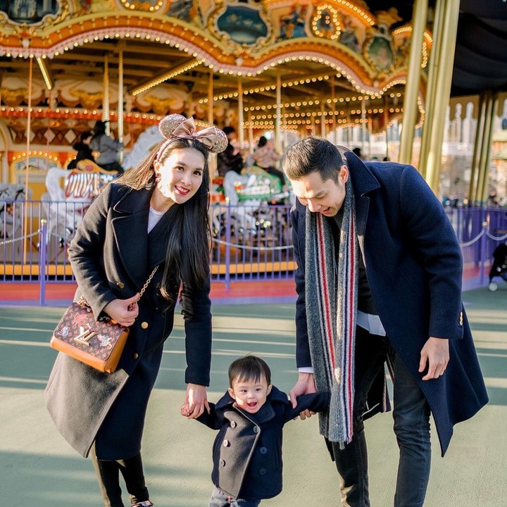 <p>Keluarga kecil Sandra Dewi memang suka menghabiskan waktu dengan pelesiran ke luar negeri, Bun. Seru ya! (Foto: Instagram @sandradewi88)  </p>