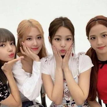 Reaksi BLACKPINK Saat Ditembak Buah