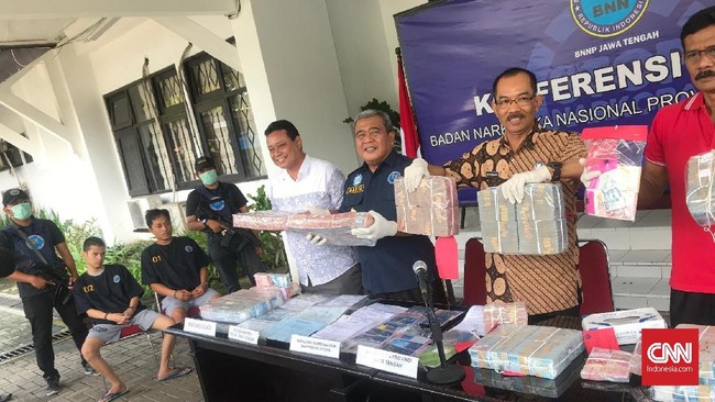 Fahrul Rozi, terduga pelaku tindak pidana pencucian uang diamankan bersama barang bukti uang Rp8 miliar. Fahrul Rozi memiliki dua nama lain yang dilengkapi KTP.