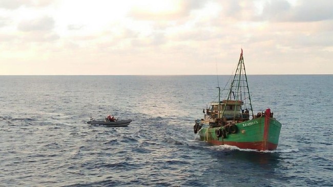 Jakarta, 5 April 2019,-- Kegiatan ilegal fishing di wilayah Perairan Indonesia terus menjadi incaran Kapal Ikan Asing negara tetangga, namun keberadaan kapal-kapal tersebut dapat terdeteksi oleh kehadiran Unsur KRI Koarmada I yang sedang melaksanakan patroli rutin dalam menjaga keamanan di wilayah perairan Indonesia. Kali ini, KRI Usman Harun-359 Unsur Satuan Kapal Eskorta (Satkor) Koarmada I berhasil menangkap 2 Kapal Ikan Asing Vietnam yang melaksanakan kegiatan Illegal Fishing di Laut Natuna Utara, Jumat (5/4).