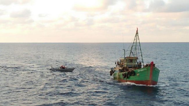 Ilegal Fishing di Perairan Indonesia Jakarta, 5 April 2019,-- Kegiatan ilegal fishing di wilayah Perairan Indonesia terus menjadi incaran Kapal Ikan Asing negara tetangga, namun keberadaan kapal-kapal tersebut dapat terdeteksi oleh kehadiran Unsur KRI Koarmada I yang sedang melaksanakan patroli rutin dalam menjaga keamanan di wilayah perairan Indonesia. Kali ini, KRI Usman Harun-359 Unsur Satuan Kapal Eskorta (Satkor) Koarmada I berhasil menangkap 2 Kapal Ikan Asing Vietnam yang melaksanakan kegiatan Illegal Fishing di Laut Natuna Utara, Jumat (5/4).