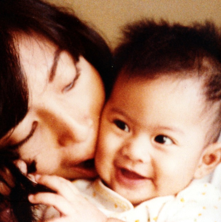 Penuh Kenangan, 7 Potret Masa Kecil Dian Sastro Bersama Ortu