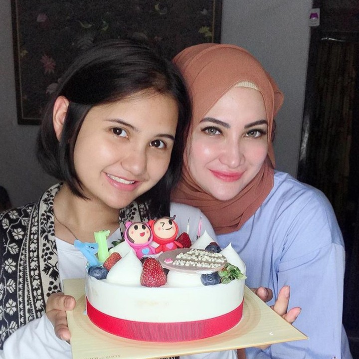 <p>Usia Maureen 17 tahun, Bun. Wah, Bunda Natalie Sarah sudah punya anak gadis nih, he-he-he.</p>