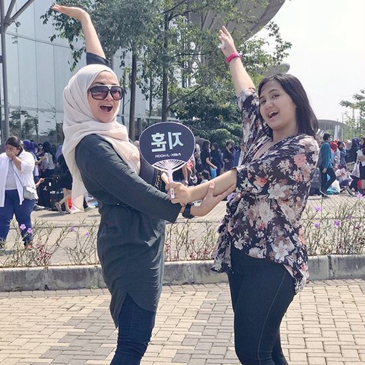 <p>Tuh, gaya ibu dan anak ini kekinian banget. Kece! (Foto: Instagram @natalie_sarahs)</p>