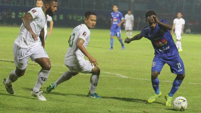 Arema FC menang telak 5-1 atas Persib Bandung dalam laga tunda pekan keempat Liga 1 2019 di Stadion Kanjuruhan, Kabupaten Malang, Selasa (30/7).