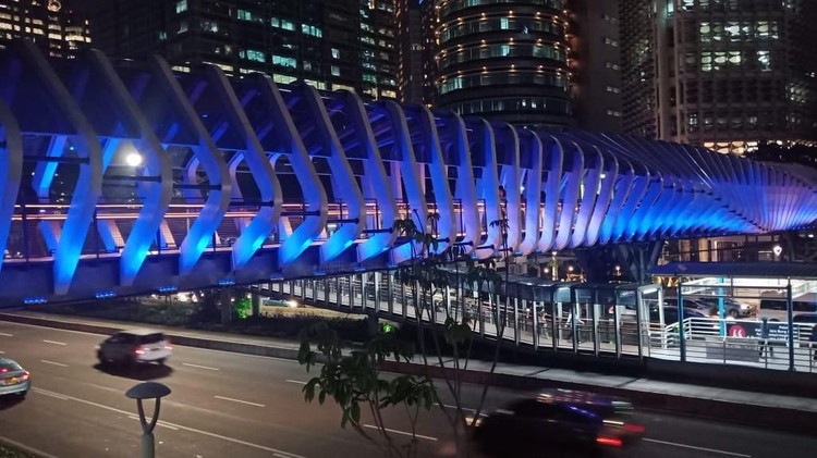 Kalau Bunda melewati JPO Gelora dan Monas dalam beberapa hari terakhir pasti akan melihat cahaya biru. Apa artinya ya?