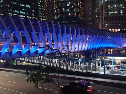 Makna Penting di Balik JPO Gelora dan Tugu Monas yang 'Membiru'