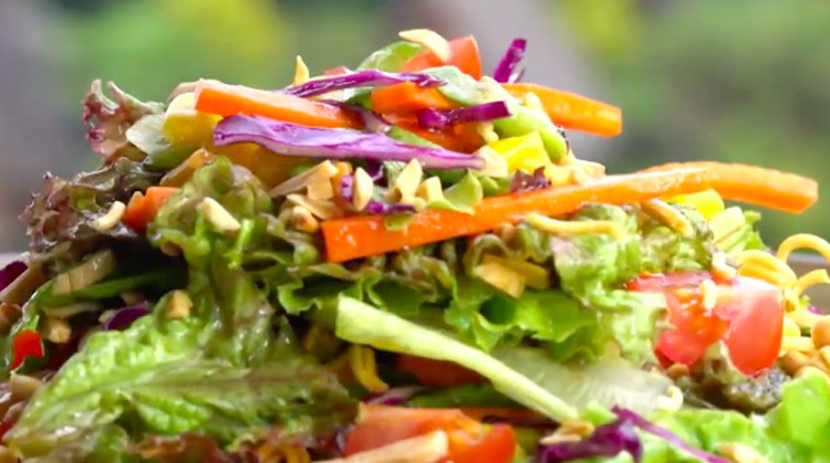 Resep Salad Mi Kudapan Sehat dan Menyegarkan dari Mi