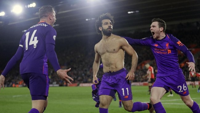 Sesaat setelah Salah mencetak gol Ia melepas baju dan berlari ke sisi kiri gawang yang diikuti rekan setimnya.