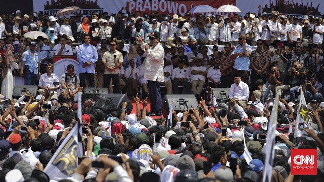 Dalam kesempatan itu pidato Prabowo sempat terhenti saat seorang dari kerumunan massa muncul dan menyerahkan tiga amplop berwarna cokelat.