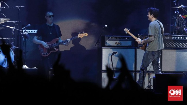 FOTO : Terpikat Kaus Hijau dan Raungan Gitar John Mayer