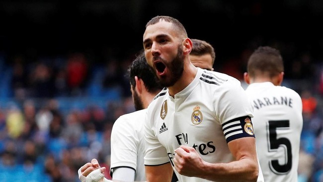 Real Madrid membukukan kemenangan 2-1 atas Eibar dalam pertandingan  di Stadion Santiago Bernabeu, Sabtu (6/4), berkat dua gol Karim Benzema.