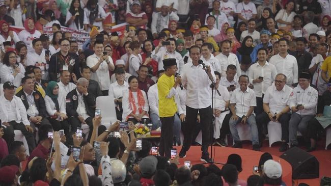 Jokowi menggunakan 'jurus pantun' untuk meraih suara di Sumatera. Penggunaan pantun salah satunya ia lakukan saat minta dukungan masyarakat Deli Serdang.