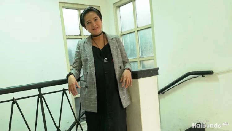 Jika banyak ibu mendengarkan musik klasik selama hamil, Poppy Sovia justru memilih aliran musik punk untuk didengar selama hamil.