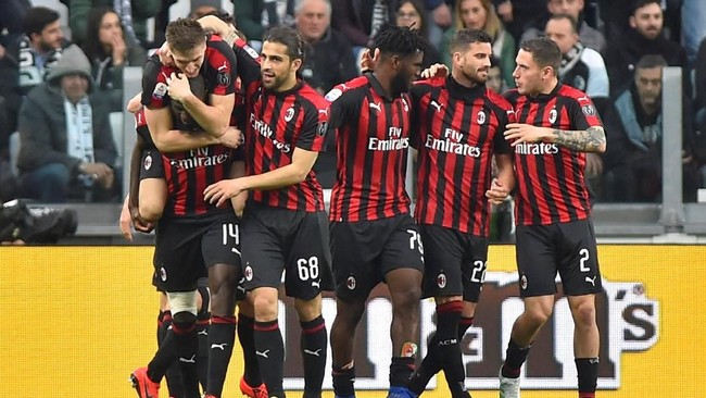 Klub Liga Italia Serie A, AC Milan, meminta UEFA mundur dari Liga Europa musim depan setelah konfederasi sepak bola Eropa itu menjatuhkan sanksi kepada mereka.