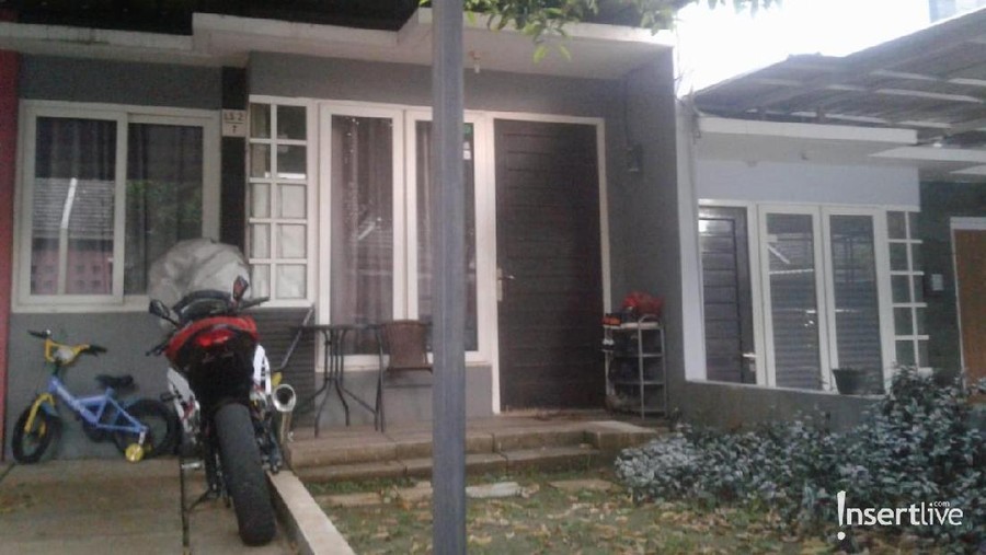 Setelah dilaporkan atas tindakan pemukulan kepada Antony Hillenaar, Kriss Hatta menghilang. Rumahnya di kawasan Cibubur pun terlihat sepi.