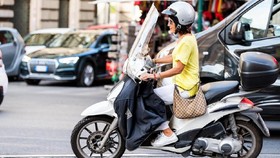 Cara Pengendara Motor Wanita Hindari Jambret Bermotor
