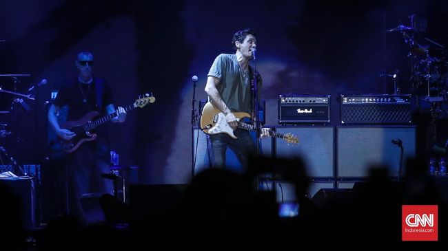 Tanpa properti spektakuler di atas panggung, John Mayer berbicara dan membius penonton lewat nada dan tarian jari-jemarinya.