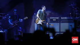 FOTO : Terpikat Kaus Hijau dan Raungan Gitar John Mayer