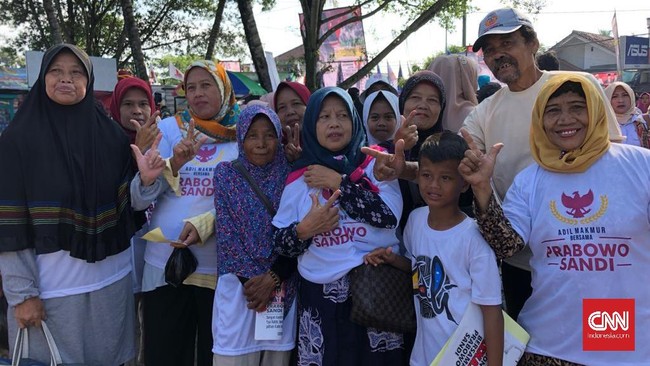 Di antara warga yang memadati lokasi kampanye terbuka Prabowo Subianto, terdapat orang tua yang membawa anak-anak mereka.
