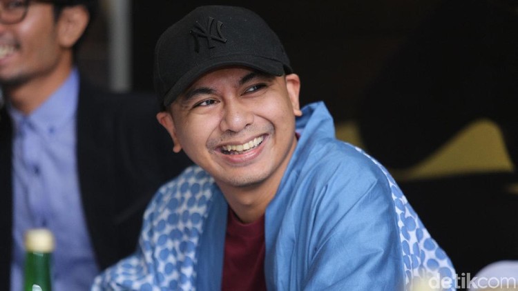 Sang istri sebentar lagi melahirkan, Raditya Dika sudah sibuk mempersiapkan kamar untuk calon buah hati.