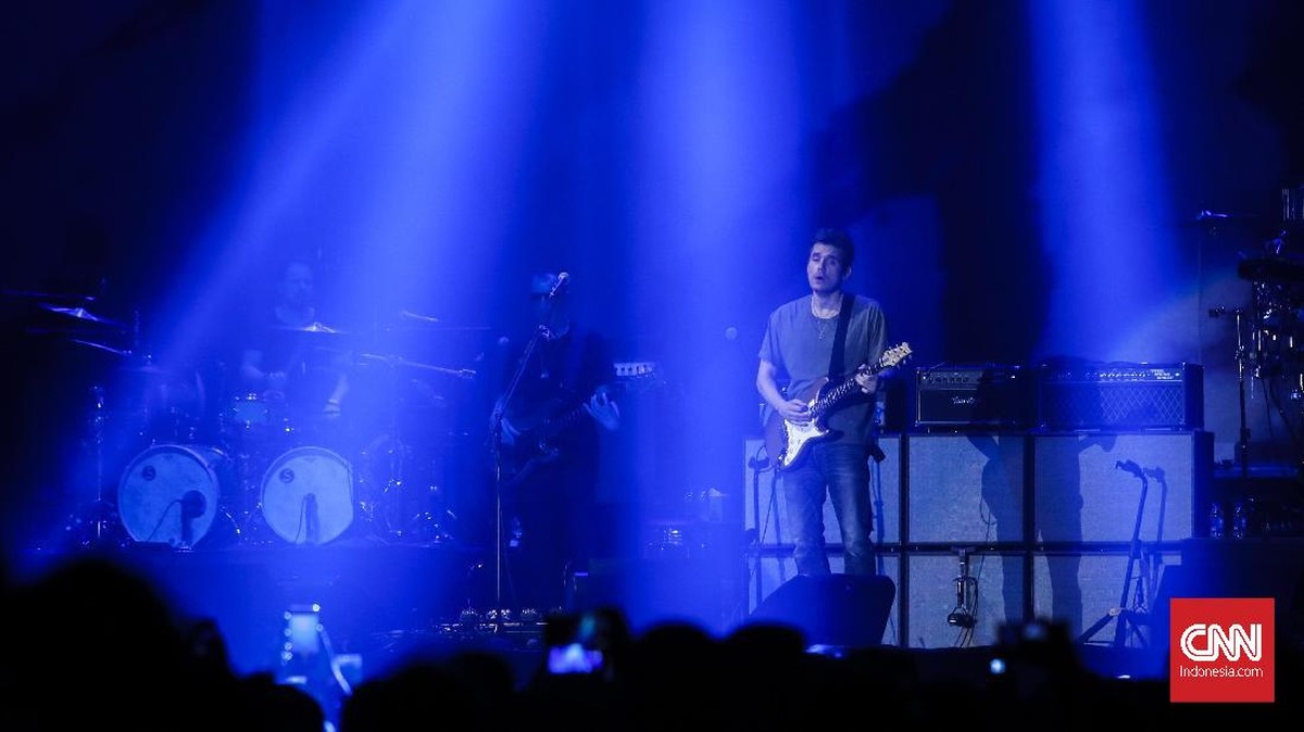 FOTO : Terpikat Kaus Hijau dan Raungan Gitar John Mayer