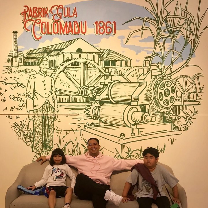 <p>Gimana, Bun? Pandji dan kedua anaknya mirip enggak nih? (Foto: Instagram @pandji.pragiwaksono)</p>