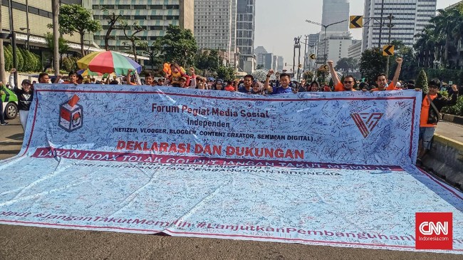 Sejumlah pegiat media sosial yang tergabung dalam FPMSI mengampanyekan gerakan melawan golongan putih (golput) dan antihoaks di Bundaran HI, Jakarta Pusat.