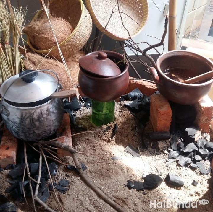 <p>Salah satu display <a href="https://www.haibunda.com/aktivitas/d-4271553/memaksakan-jurusan-dan-minat-pendidikan-anak-yes-or-no" target="_blank">pameran</a> yang didatangkan langsung dari Sulawesi Selatan. Keren ya, Bun?Foto: Asri Ediyati</p>