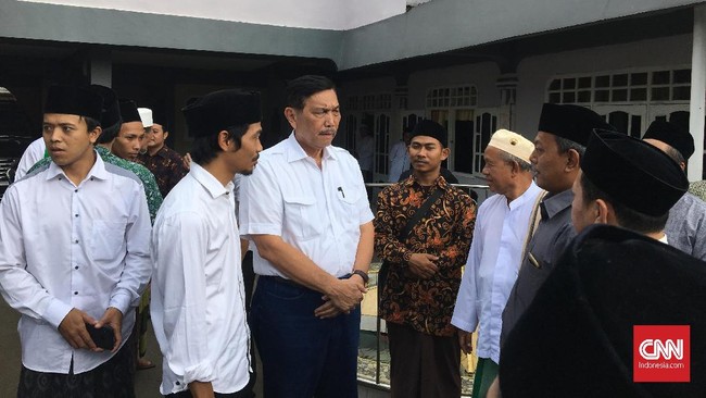 Pimpinan Pondok Pesantren Riyadhul Alliyah, Sukabumi sengaja mengundang Luhut untuk memberikan klarifikasi mengenai hoaks yang belakangan menyerang Jokowi.