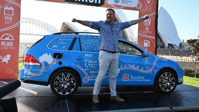 Wiebe Wakker menyetir mobil listrik dari Belanda ke Sydney, Australia dalam waktu lebih dari tiga tahun.