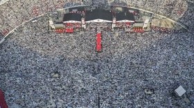 VIDEO: Pendukung Prabowo-Sandi Memenuhi Stadion GBK