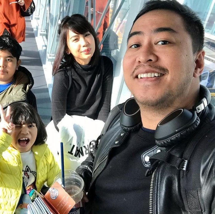 <p>Menurut Pandji, liburan bersama jadi salah satu momen <em>quality time</em> dengan keluarga, yang enggak boleh dilewatkan setiap tahun. (Foto: Instagram @pandji.pragiwaksono)</p>