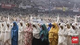 FOTO: 'Gelombang Putih' untuk Prabowo-Sandi Prabowo-Sandi kampanye terbuka di Stadion Utama Gelora Bung Karno, Minggu (7/4), dihadiri massa yang berbusana serba putih.