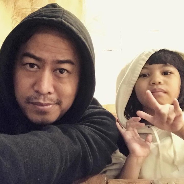 <p><em>Like father like daughter!</em> Kalau kata ayah Pandji, mereka kompak jadi <em>The Hoddie Gang</em> nih, Bun. (Foto: Instagram @pandji.pragiwaksono)</p>