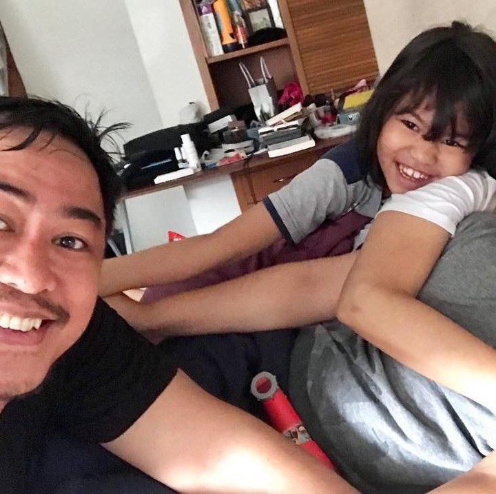 <p>Liburan bareng keluarga di rumah. Kenapa enggak? Seru kok! (Foto: Instagram @pandji.pragiwaksono)</p>
