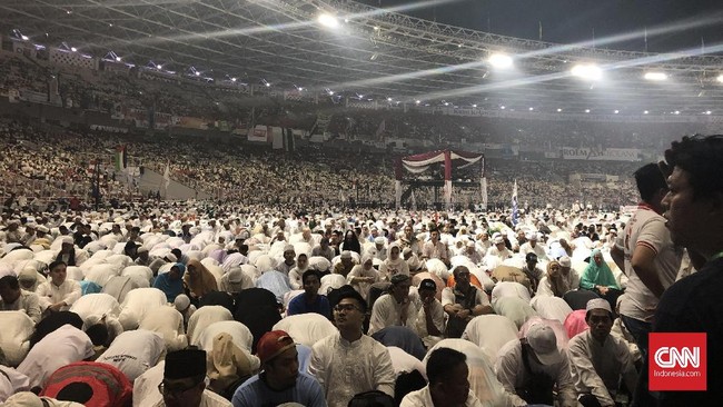 Para relawan dan pendukung Prabowo Subianto-Sandiaga Uno sudah memadati lokasi kampanye akbar di Stadion GBK, Senayan dan melaksanakan 'subuh putih'.