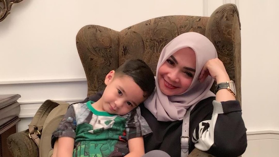 Mama Rieta Ultah, Gigi Beri Surprise & Bikin Pesta Keluarga Kabar bahagia datang dari Ibunda Nagita Slavina, Rieta Amilia, yang baru saja berulang tahun ke 57.