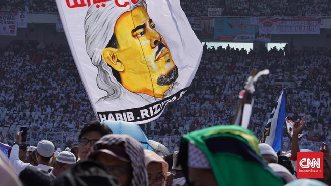 Soal capres Prabowo Subianto yang pergi saat Rizieq Shihab berorasi, kubu 02 mengklaim pulang tepat waktu, kubu 01 menilai Prabowo tak menghargai ulama.