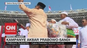 Prabowo Terima Sumbangan Dari Pendukung Saat Kampanye Akbar