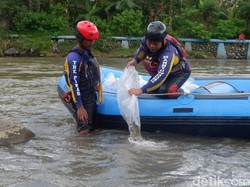 Polres Karanganyar Tebar Ribuan Benih Ikan di Telaga Lokasi Karantina