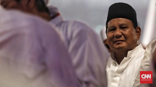 Prabowo Subianto dan Sandiaga Uno bersama elite parpol koalisi melakukan salat subuh di Stadion GBK sebelum kampanye akbar Pilpres 2019.