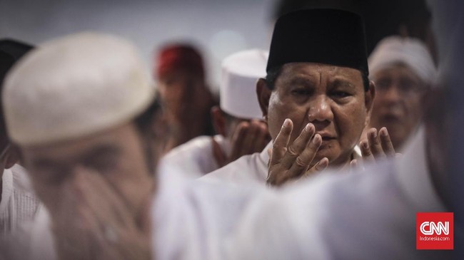 Prabowo Subianto mengaku siap mencalonkan diri dalam Pilpres 2024 apabila kembali mendapat kepercayaan rakyat. Prabowo sejauh ini ada di puncak elektabilitas.