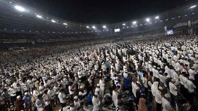Dari atas panggung Kampanye Akbar Prabowo-Sandiaga, Sekjen FUI menyatakan aksi salat subuh berjamaah di GBK pada hari ini adalah simulasi putihkan TPS 17 April.