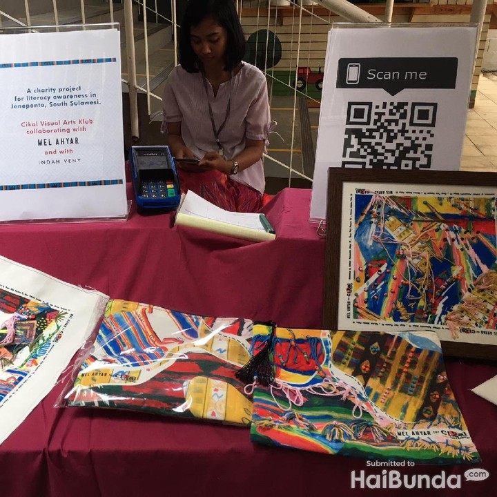 <p>Anak-anak juga berkolaborasi dengan salah satu desainer Indonesia, Mel Ahyar. Hasil kolaborasi tadi dijual dalam bentuk merchandise. Foto: Asri Ediyati</p>