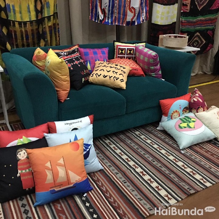 <p>Desain bantal sofa juga mereka buat lho, kreatif ya? Foto: Asri Ediyati</p>